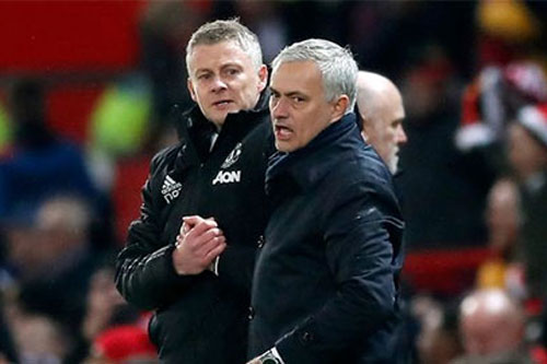 Mourinho "ca thán" với Solskjaer về phòng thay đồ của M.U