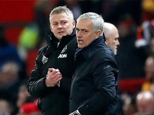 Mourinho "ca thán" với Solskjaer về phòng thay đồ của M.U