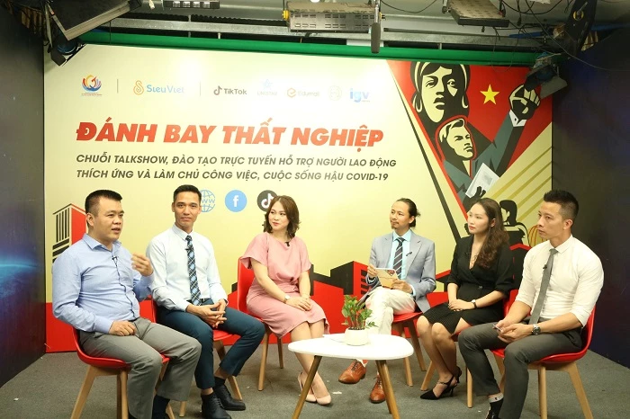 Các diễn giả tham gia chia sẻ tại chương trình Talkshow "Thích ứng và thay đổi thế nào để làm chủ công việc, cuộc sống hậu Covid-19”