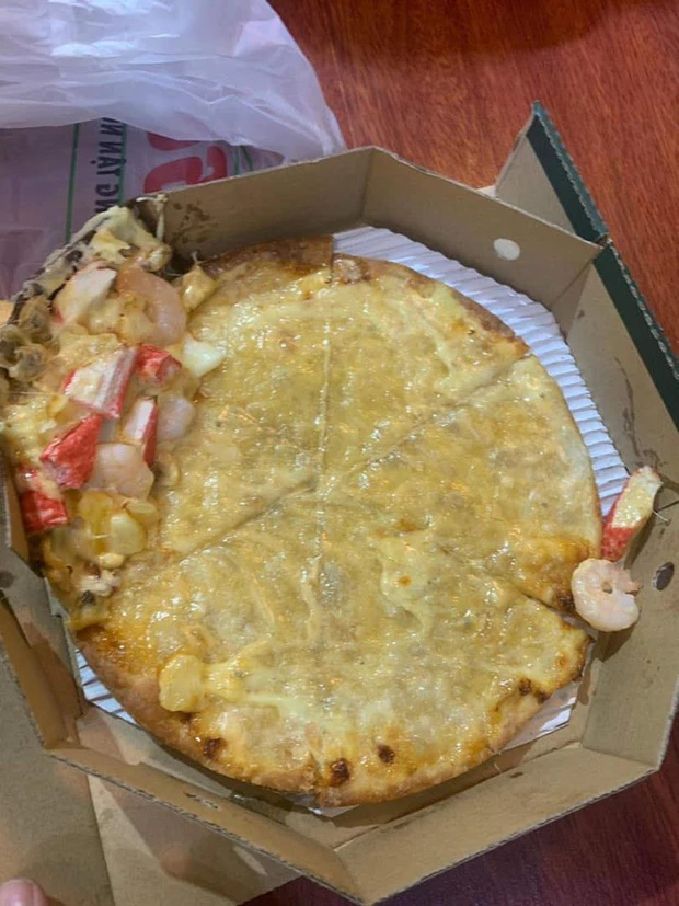 Chiếc pizza nhân một nơi, đế một nẻo.