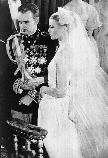 Grace Kelly kết hôn với Thân vương Rainier III của Monaco năm 1956. Ảnh: UK Press. 