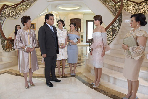 Nghe họ hàng xì xào con dâu là gái 'nạ dòng', mẹ chồng tôi vén áo lên kể một câu chuyện khiến tất cả mọi người đều sững sờ