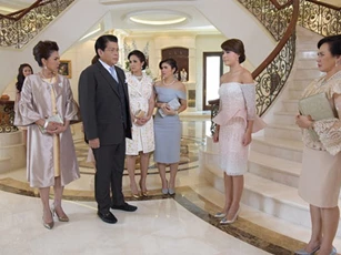 Nghe họ hàng xì xào con dâu là gái 'nạ dòng', mẹ chồng tôi vén áo lên kể một câu chuyện khiến tất cả mọi người đều sững sờ