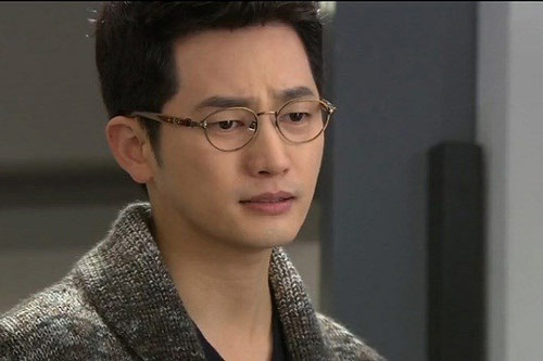 Thấy vợ vào nhà nghỉ với sếp, chồng không lao vào mà chỉ nhắn 1 tin khiến vợ phải về quỳ rạp xin lỗi