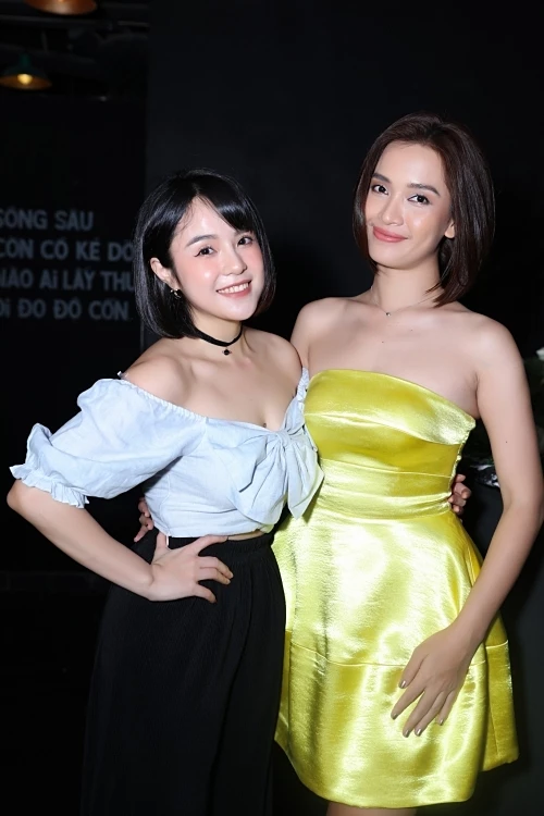 Thái Trinh (trái) và Ái Phương là chị em thân thiết nhiều năm. Họ quen nhau cách đây khoảng 10 năm, từ khi Thái Trinh là một cô bé nổi tiếng với bản cover The show. Ái Phương đánh giá cao giọng hát, phong cách đậm chất acoustic của đàn em.