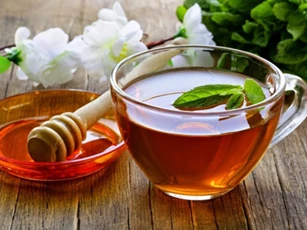 Vì sao nên uống nước pha mật ong trước khi đi ngủ?