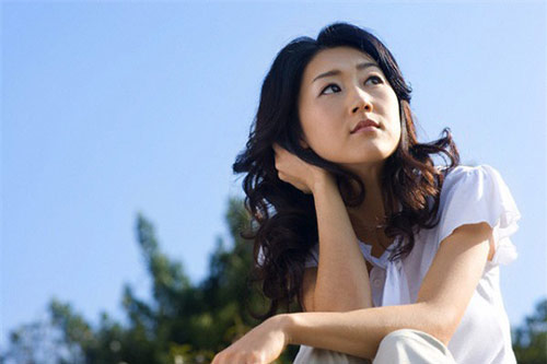 Mỗi tháng đều đặn gửi 10 triệu để anh chị chăm bố mẹ chồng, nhưng ngày tôi về thăm, thấy mâm cơm ông bà ăn mà tôi "chết sững"