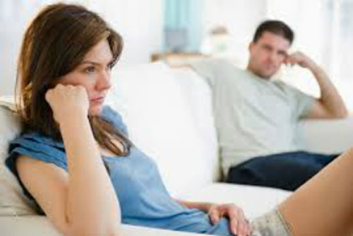 Vợ chồng mâu thuẫn khi anh đi mua điện thoại mà không rủ tôi đi cùng