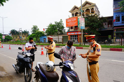 1 tuần tổng kiểm soát phương tiện: Thu hơn 75 tỷ đồng tiền phạt, tước hơn 6.000 giấy phép lái xe
