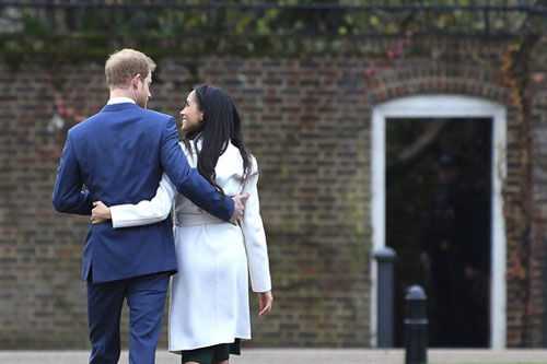 Cuốn sách "bom tấn" của vợ chồng Meghan Markle: Hé lộ sự thật về việc ai mới là người đưa ra quyết định nhà Sussex rời khỏi hoàng gia Anh