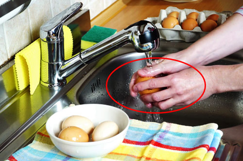 Cả nhà nhập viện do bảo quản trứng sai cách, chuyên gia chỉ ra sai lầm mà nhiều bà nội trợ mắc phải