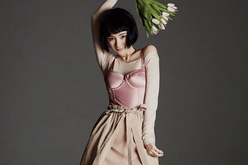 Với kiểu tóc ngắn cá tính, Dương Mịch khiến dân tình 'xịt máu mũi' khi để lộ nội y, không quên khoe đôi chân cực phẩm