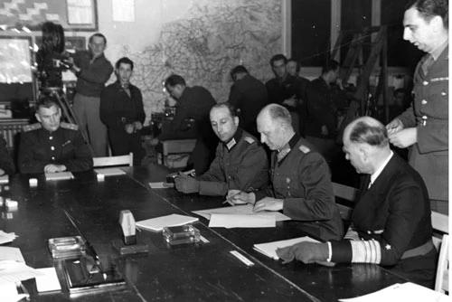 Alfred Jodl, Tổng tham mưu trưởng Các lực lượng vũ trang Đức (thứ hai từ phải sang) ký "Đạo luật đầu hàng quân sự" vô điều kiện và lệnh ngừng bắn vào ngày 7/5/1945. Ảnh: Getty Images 