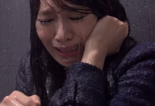 Ôm con về nhà mẹ đẻ mới chỉ 3 ngày tới khi quay lại nhà chồng, tôi 'choáng váng' khi thấy 5 bịch nilon to đùng ở góc bếp ẩm ướt