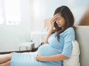 Sau 5 năm, tôi đã sinh con đầu lòng trong sự mong ngóng của mẹ chồng, ngày đến thăm, bà đi ô tô nhưng món quà bà mang theo khiến tôi nín lặng