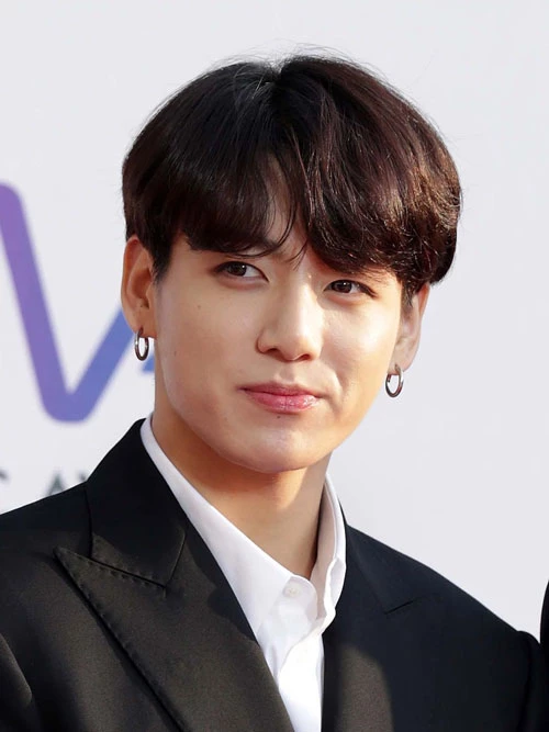 1. Jungkook (BTS): Jungkook từng trở thành tâm điểm chú ý khi để tóc mái dài, uốn xoăn ướt át lên sân khấu. Kiểu đầu này thực sự trông lãng tử, thu hút. Nhưng trước đó, khi em út nhóm BTS diện tóc ngắn hơn cũng rất hợp.