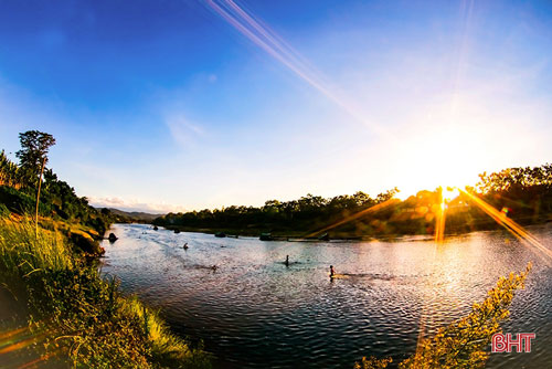 Ngắm hoàng hôn mùa hạ ở phố núi Hà Tĩnh