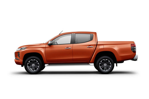 Mitsubishi Triton giảm giá kỷ lục, quyết 'đấu' với Ford Ranger
