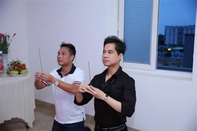 Ngọc Sơn livestream đám giỗ cha để mẹ theo dõi từ Mỹ do Covid-19 - 1