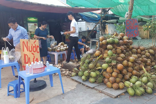 Kinh doanh giải khát ở vỉa hè Hà Nội ”hốt bạc” mùa nắng nóng