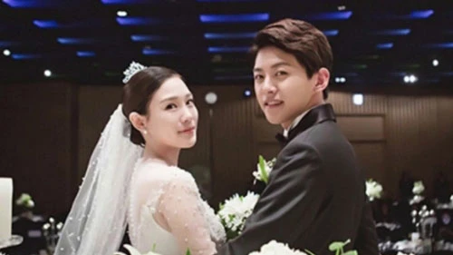 Năm 2015, nam thần tượng bất ngờ tuyên bố kết hôn với người vợ ngoài ngành giải trí khi chỉ mới 21 tuổi. Anh chính thức trở thành nam thần tượng kết hôn với độ tuổi trẻ nhất Kpop. Một năm sau, Dong Ho cùng vợ chào đón sự ra đời của bé trai vào tháng 5/2016.