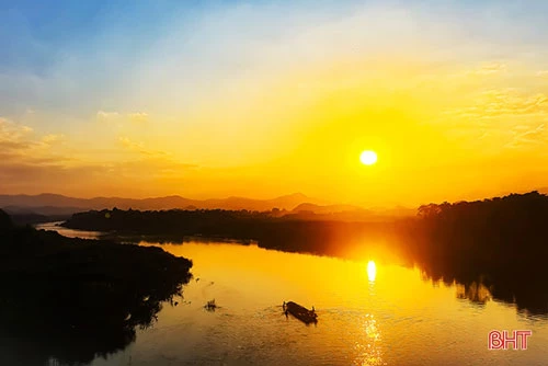 Như vô tình làm đổ lọ mực của mình, ông mặt trời nhuộm đỏ cả dòng sông Ngàn phố. Lặng lẽ trong bóng hoàng hôn ấy là một con thuyền trở về sau một ngày mưu sinh trên sông nước… Như vô tình làm đổ lọ mực của mình, ông mặt trời nhuộm đỏ cả dòng sông Ngàn phố. Lặng lẽ trong bóng hoàng hôn ấy là một con thuyền trở về sau một ngày mưu sinh trên sông nước…