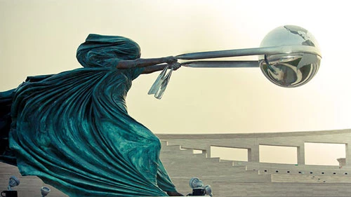 Bức tượng "The Force of Nature" (Sức mạnh của thiên nhiên) ở thành phố Doha, Quatar. Đây là tác phẩm điêu khắc của nghệ sĩ người Ý, Lorenzo Quinn với ý nghĩa ca ngợi công lao và sức mạnh của mẹ thiên nhiên trong công cuộc lập nên vũ trụ.