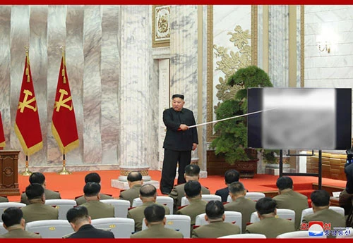 Nhà lãnh đạo Kim Jong-un tại cuộc họp thảo luận chính sách mới nhằm tăng cường ngăn chặn chiến tranh hạt nhân. (Nguồn: KCNA)