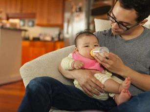 Ngày nào con gái cũng hỏi về mẹ, tôi chỉ biết nói dối mẹ đã qua đời, cho đến một ngày cô ấy xuất hiện trước mặt bố con tôi