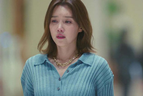 Mẹ chồng bí mật làm việc để kiếm tiền mua quà cho cháu, con dâu theo dõi rồi bật khóc