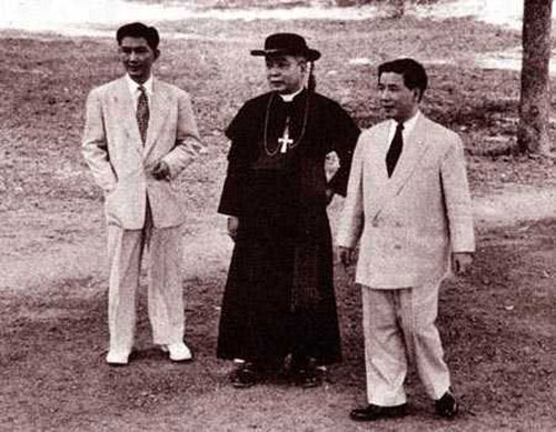 Giám mục ngô đình thục cùng ngô đình diệm (phải) và Ngô Đình Nhu. Giám mục ngô đình thục cùng ngô đình diệm (phải) và Ngô Đình Nhu.