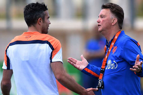 Van Persie tiết lộ từng bị Van Gaal cho... 'ăn tát' vì không nghe lời
