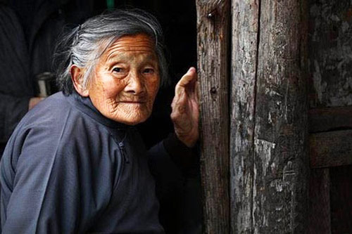 Nhờ cú lừa "ngoạn mục" của bà lão mù, cuộc đời của tên trộm đã bước sang trang mới hoàn toàn