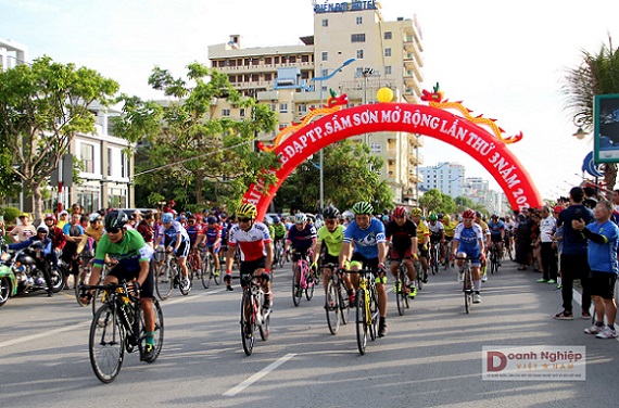 Gần 450 tay đua tranh tài tại Giải đua xe đạp “Hành trình cùng thành phố du lịch biển xứ Thanh”