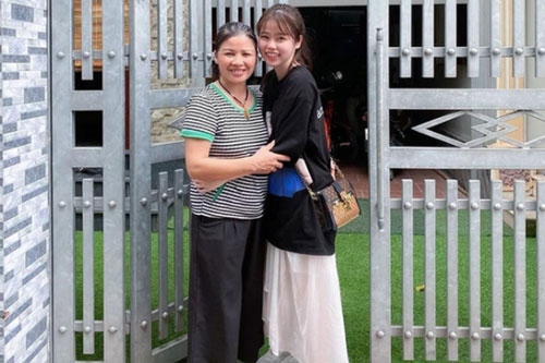 Bạn gái mới khoe ảnh ôm mẹ Quang Hải, fans xôn xao về màn ra mắt