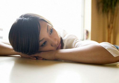 Đến nhà người yêu ăn cỗ, tôi sơ ý khiến mọi người bỏ bát đũa đứng lên, thế nhưng câu nói của mẹ anh còn làm tôi xấu hổ và đau điếng hơn