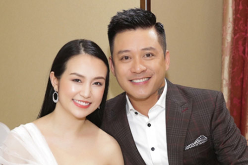 Hạnh phúc như Tuấn Hưng, lưu diễn về khuya có vợ lái siêu xe đi đón