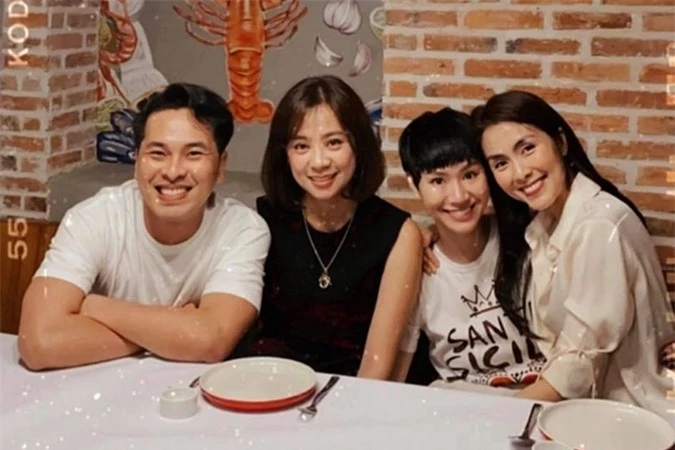 Tăng Thanh Hà thường gặp gỡ hội bạn thân tại nhà hàng của mình, trong đó có Trà My Idol (thứ hai từ phải sang).