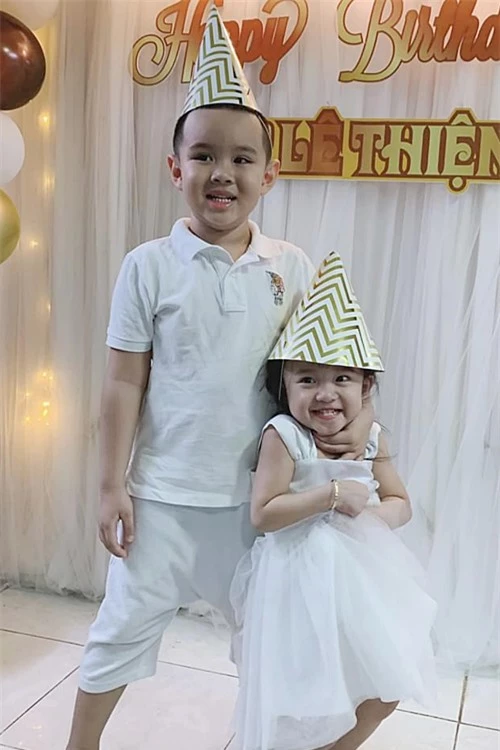 Hai con của Vy Oanh - Voi và Tuệ An - diện đồ màu trắng đồng điệu, vui đùa bên nhau.