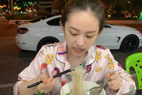 Ai về quê cũng mắc "hội chứng" giống Thúy Vi, "ăn lấy ăn để" đồ ngon ở nhà vì sợ thành phố không có