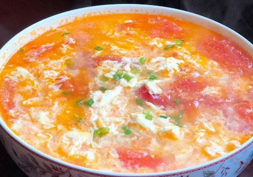 Khi nấu canh cà chua trứng, nên cho nước trước hay cà chua trước? Mách bạn cách làm đúng