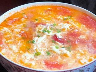Khi nấu canh cà chua trứng, nên cho nước trước hay cà chua trước? Mách bạn cách làm đúng