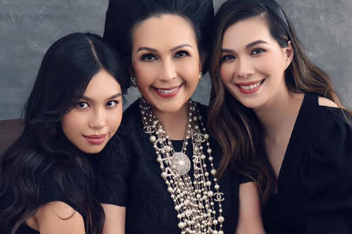 Học lực khủng của hai công chúa nhà "nữ hoàng ảnh lịch" Diễm My 6x: Cô em vừa đỗ 4 trường đại học cùng một lúc, cô chị tốt nghiệp với tấm bằng xuất sắc