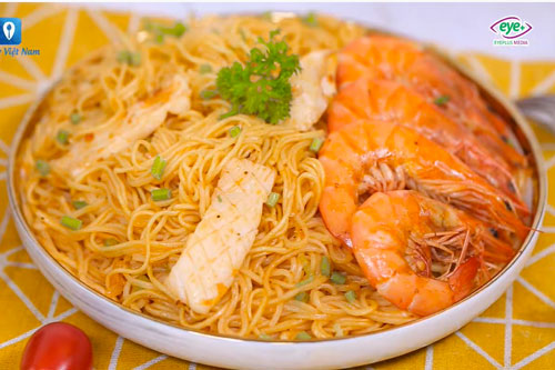 Cách làm món mì xào hải sản cho bữa tối thêm 'tròn vị'