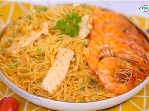 Cách làm món mì xào hải sản cho bữa tối thêm 'tròn vị'