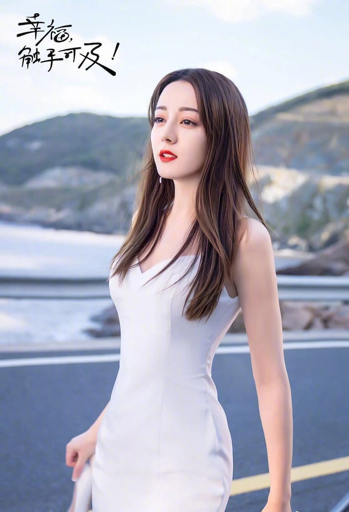 Hình ảnh Địch Lệ Nhiệt Ba mặc váy cưới trong phim ‘Hạnh phúc trong tầm tay’ vừa qua đã khiến Weibo dậy sóng. Ai nấy đều trầm trồ trước nhan sắc xinh đẹp của ‘mỹ nhân Tân Cương’ – Ảnh: Internet