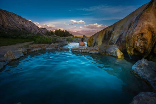 Suối nước nóng Travertine, California, Mỹ: Những hồ nước nóng ở khu vực suối nước nóng Travertine có lớp đất sét mềm, giàu khoáng chất và nguồn nước nóng chảy qua các tảng đá, với nhiệt độ khoảng 39°C. Nơi đây là địa điểm hoàn hảo để du khách có thể thư giãn và quan sát cảnh vật tuyệt vời xung quanh, cũng như ngắm mặt trời lặn phía đông Sierra của California. Ảnh: KrisWiktor/Shutterstock.