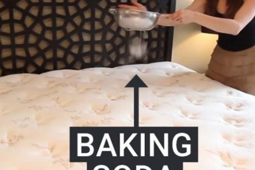 Đổ cả hộp baking soda lên nệm và chờ đúng một giờ sau, ai cũng "tròn mắt" khi thấy điều bất ngờ