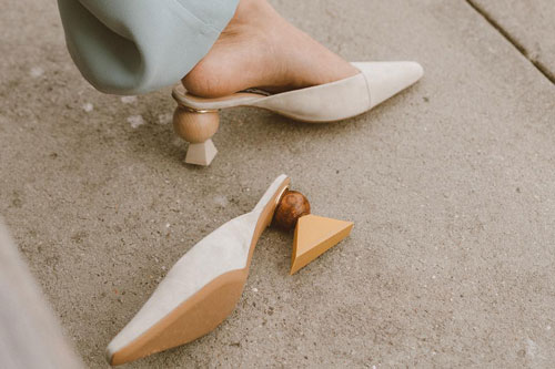 Gạt hết những đôi giày bí bách nặng nề sang một bên, cô nàng 30+ như tôi chỉ mê 4 kiểu dép mát rượi này khi Hè đến