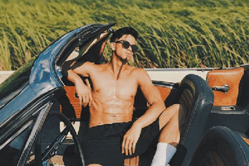 'Nức nở' với màn cởi áo khoe body như tạc tượng của Trọng Hiếu